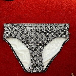 La vien rose size medium bikini bottoms.